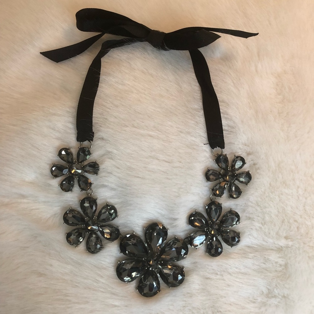 Costume jewelry, Statement necklace